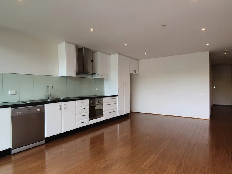 ONE BEDROOM APARTMENT WITHIN MINUTES TO OAKLEIGH CENTRAL