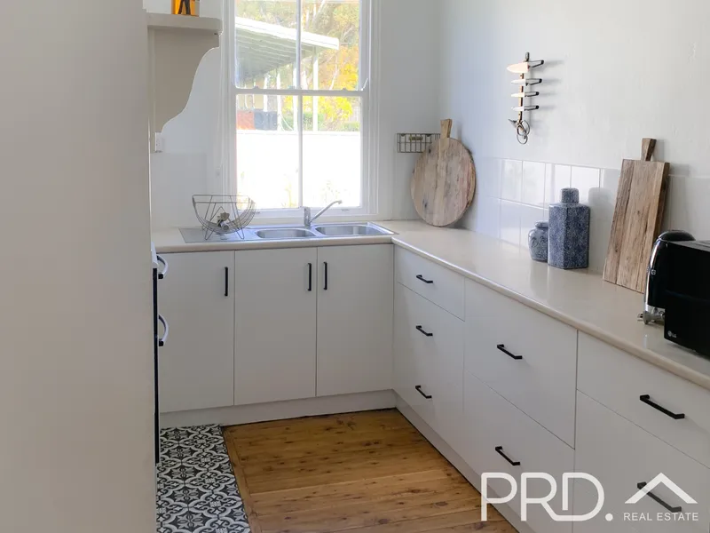 Fully Furnished Charming Cottage!