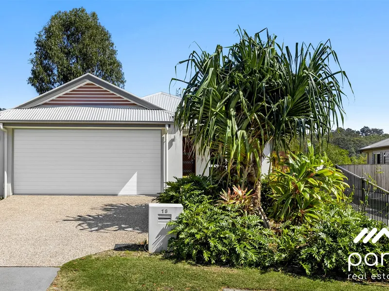 LAKESIDE VIEWS, LOW MAINTENANCE, CLOSE TO SCHOOLS