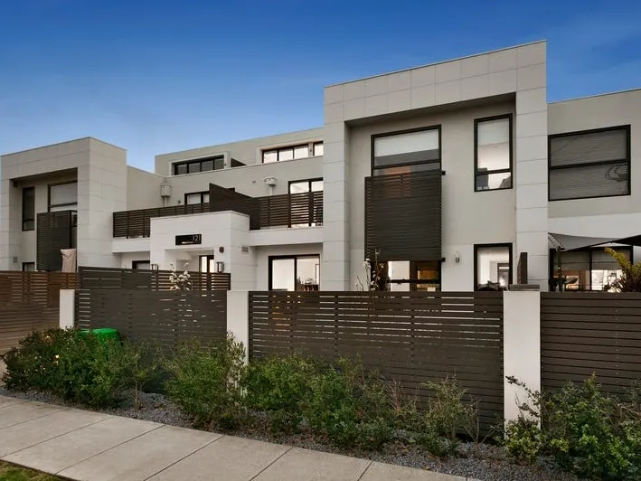 Relax or entertain in this generous courtyard apartment.