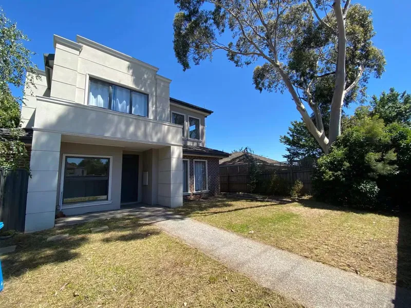 4 BEDROOMS TOWNHOUSE CLOSE TO TRAIN STATION!