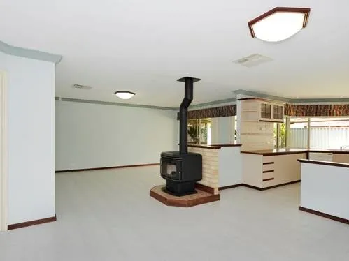 SPACIOUS 4X2 WITH POOL, WITHIN WALKING DISTANCE TO WARNBRO BEACH!