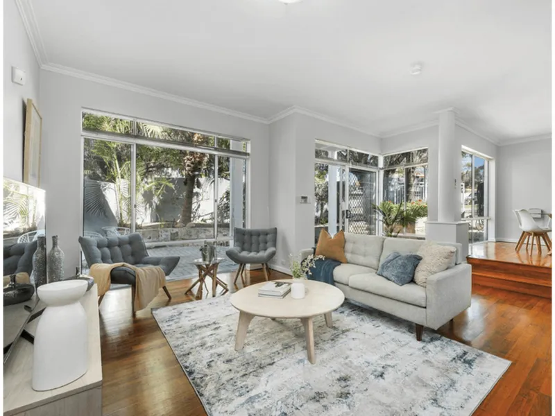 STUNNING TOWNHOUSE ONLY METERS TO THE RIVER