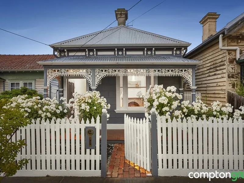 Free standing Victorian home - Perfect Location.