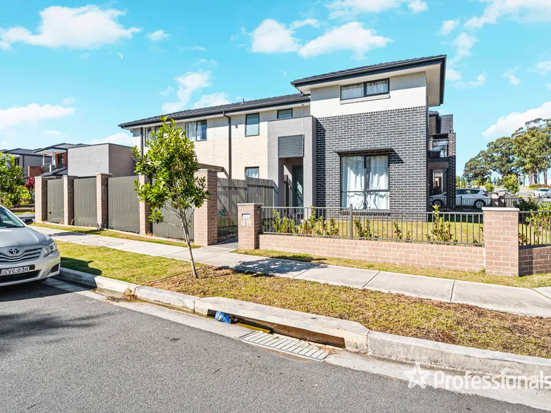 SPACIOUS LIKE NEW MODERN HOUSE IN A PECFECT LOCATION.