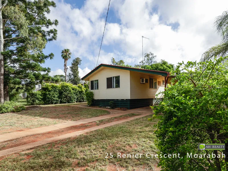 COZY HOME WITH STUNNING TIMBER DECK, HUGE 807m2 BLOCK! CLOSE TO SCHOOLS AND SHOPS! 