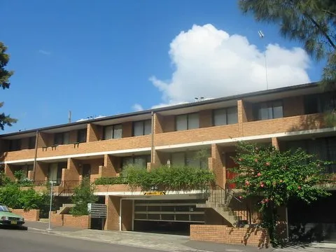 TOWNHOUSE IN THE HEART OF NEWTOWN