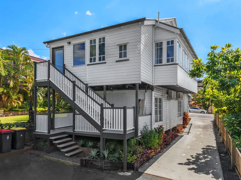 NEWLY RENOVATED BRIGHT APARTMENT IN CENTRAL CLAYFIELD