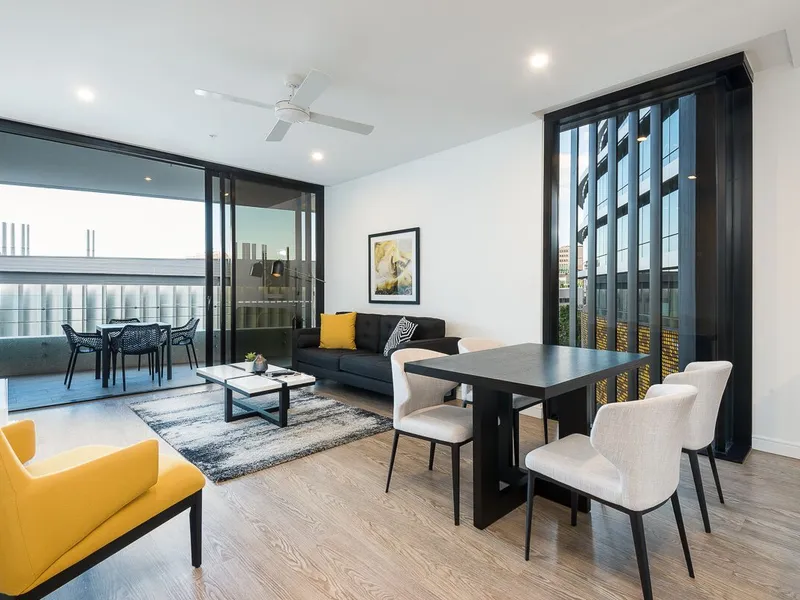 $730 PER WEEK - FULLY FURNISHED - IMMACULATE SPACIOUS UNIT