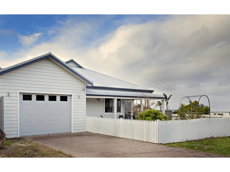 Modern country style home with Ocean outlook close to town centre