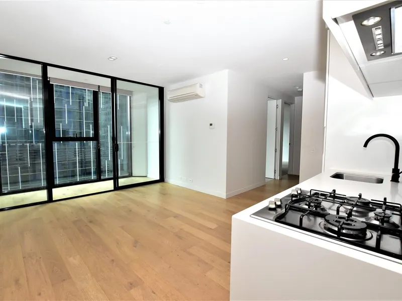 LUXURY UNFURNISHED APARTMENT IN CENTRAL LOCATION
