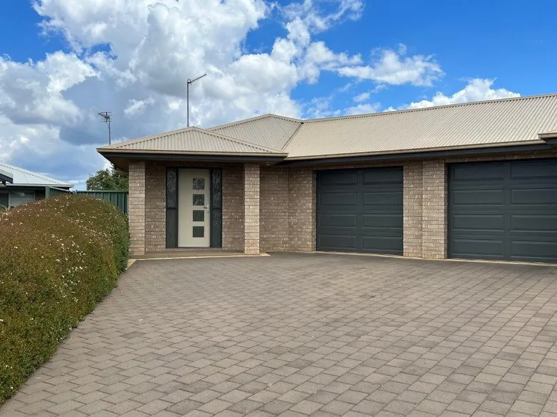Modern duplex in South Dubbo