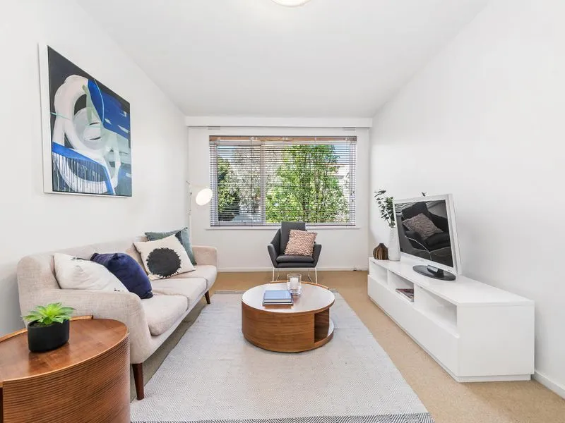 NEAT SLEEK & WELL LOCATED