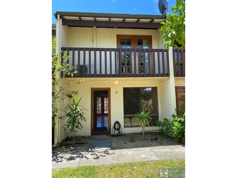 GORGEOUS TOWNHOUSE ONLY 600M TO SCARBOROUGH BEACH