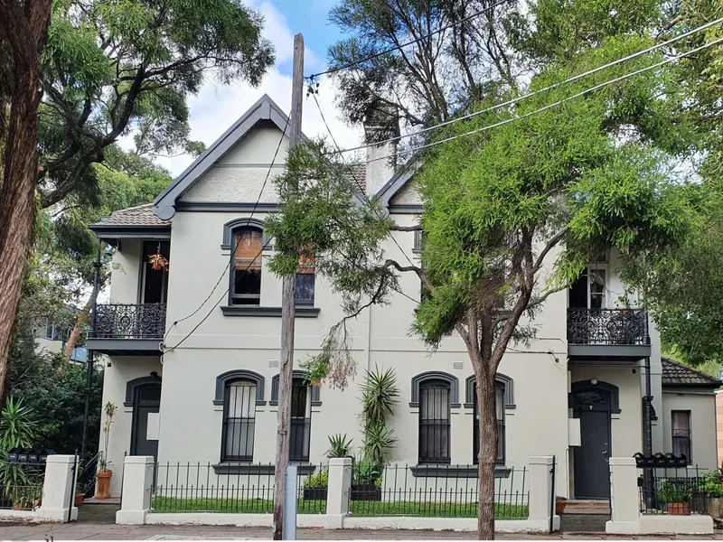 Spacious Renovated Studio  in Character Building.