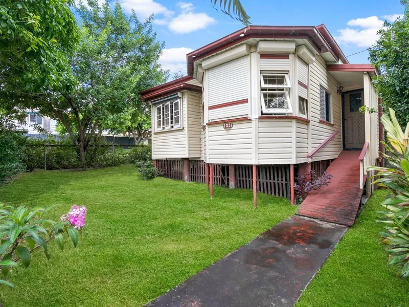 QUIRKY COTTAGE! FABULOUS CORNER BLOCK NEAR BEACH!