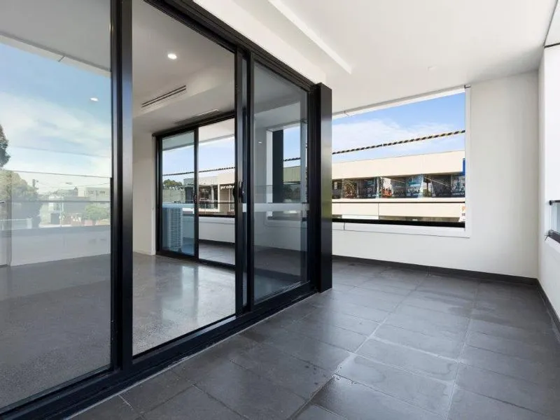 WALK OUT YOUR DOOR AND BE CLOSE TO SHOPS,CAFES AND CAULFIELD PARK !!