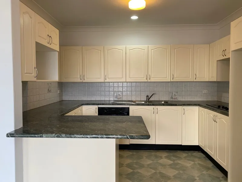 Walk to Eastwood Station, shops, cafes & restaurants