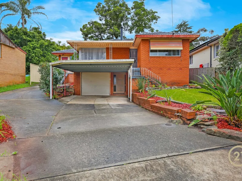 House & Teenager Retreat !!! 4 Bedder in 664 sqm Land. Dual Income Opportunity!!!