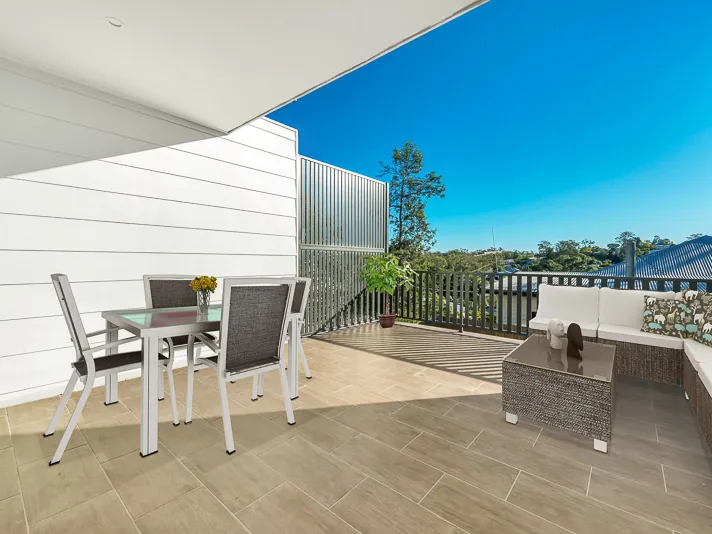 NEW CONTEMPORARY THREE-LEVEL FREEHOLD TOWNHOUSE ONLY MINUTES TO THE CBD!
