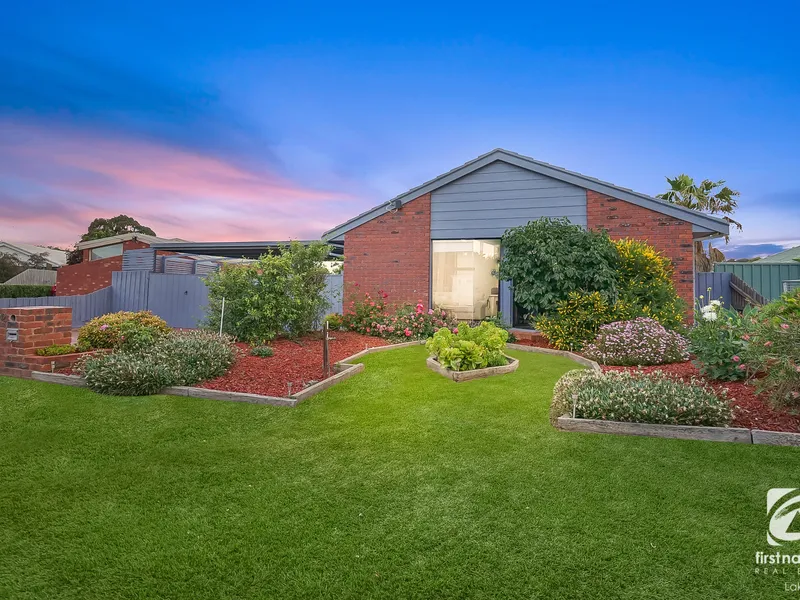 Family Home (1012sqm approxm. Land) in Prestigious Westleigh Gardens !!
