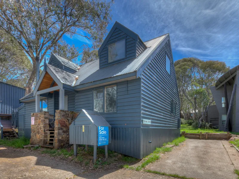 Free-standing 2 storey, 3-bedroom family-sized home in a private and central location