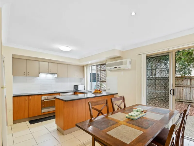 10 mins Walk to Calamvale Central Shopping Mall