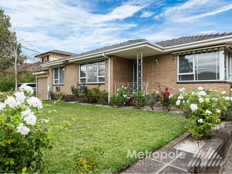 TWO BEDROOM UNIT IN THE HEART OF McKINNON