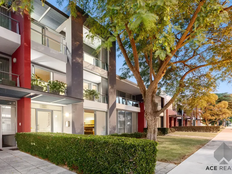 STYLISH MODERN TOWNHOUSE IN PREMIER NEAR-RIVER SETTING