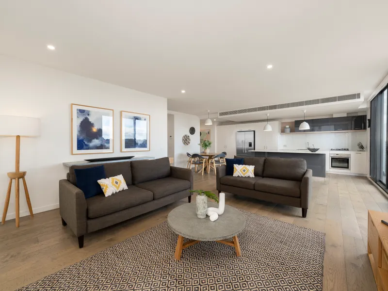 LUXURIOUS HAVEN WITH SWEEPING BAY AND CITY VIEWS!