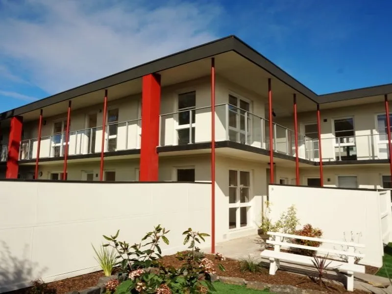 Renovated 1 bedroom rear apartment with 2 courtyards