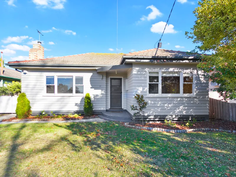 Charming Weatherboard, Close to Town, Huge Yard!