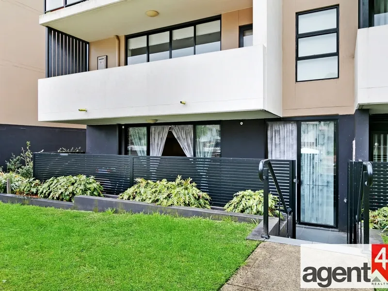 Perfect Apartment To Lease : Massive Courtyard! Plus Dual Access to Apartment!