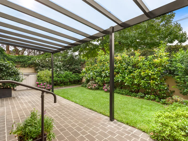 Spacious Sundrenched Garden Apartment