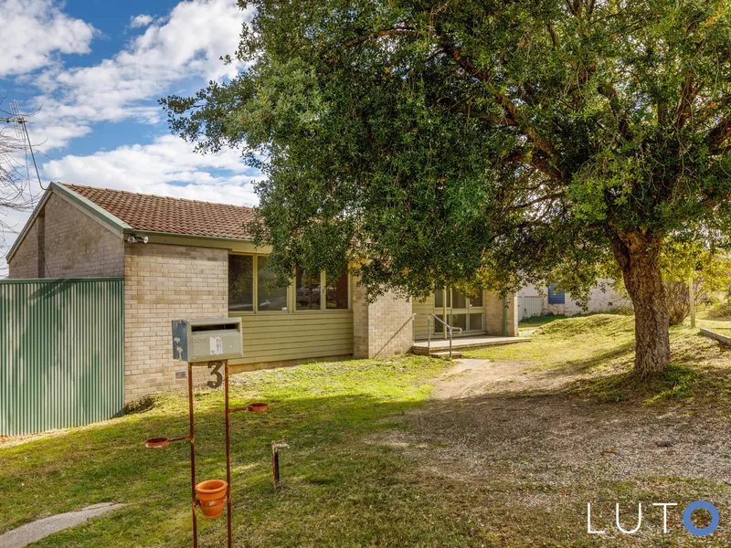 Fresh and inviting home on generous cul-de-sac block, with views and scope for your own touch!