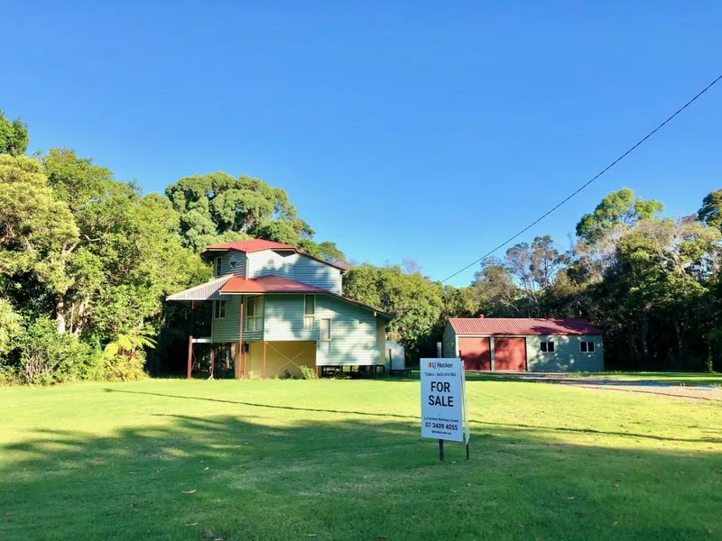 Architect designed home on Karragarra Island! Close to water with room to move.