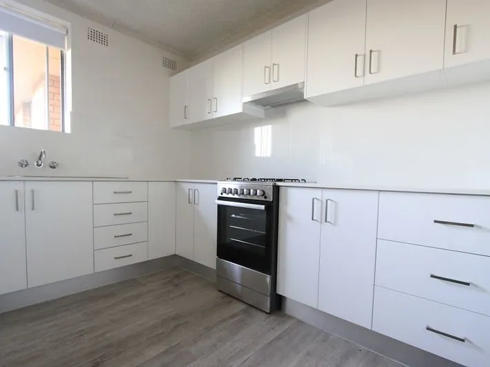 Close to Trains & Shops