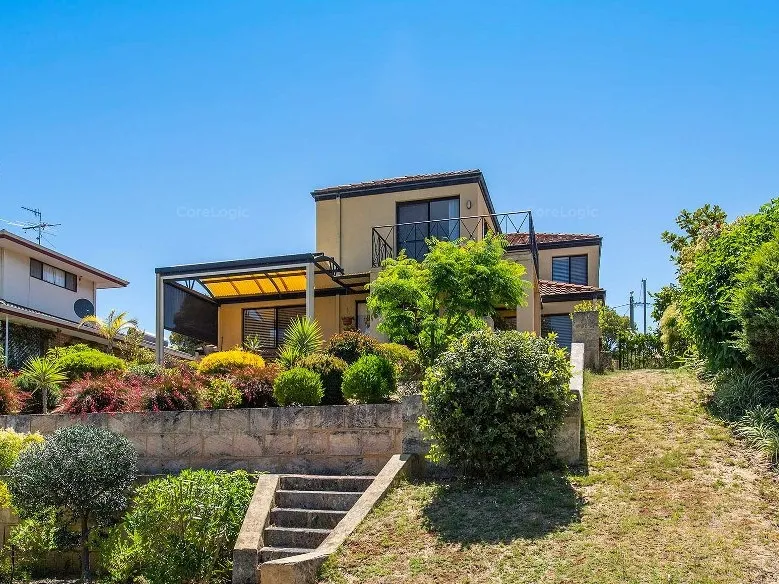 BEST SPOT IN MANDURAH ON A 911SQM BLOCK WITH VIEWS OUT TO JOSEPH COOPER PARK AND GLIMPSES OF THE OCEAN AND MONTHLY LAWN MOWING INCLUDED !!!!!!!!!