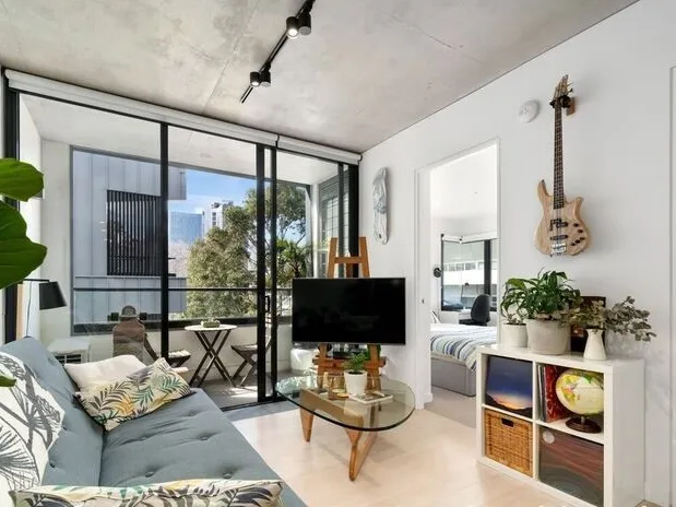 Furnished, executive-style pad on CBD's edge!