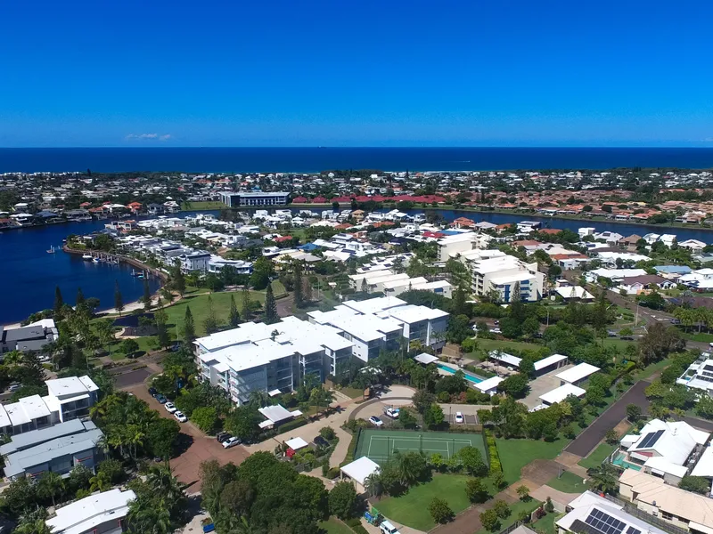 WATERFRONT APARTMENT ON KAWANA ISLAND
