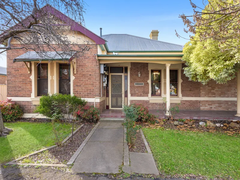 ‘Salisbury’ 1915 Federation House & Adjoining House With Boundless Potential 