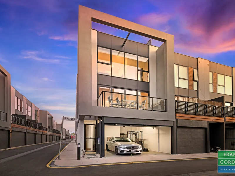 Contemporary Townhouse with Magnificent Sunroom
