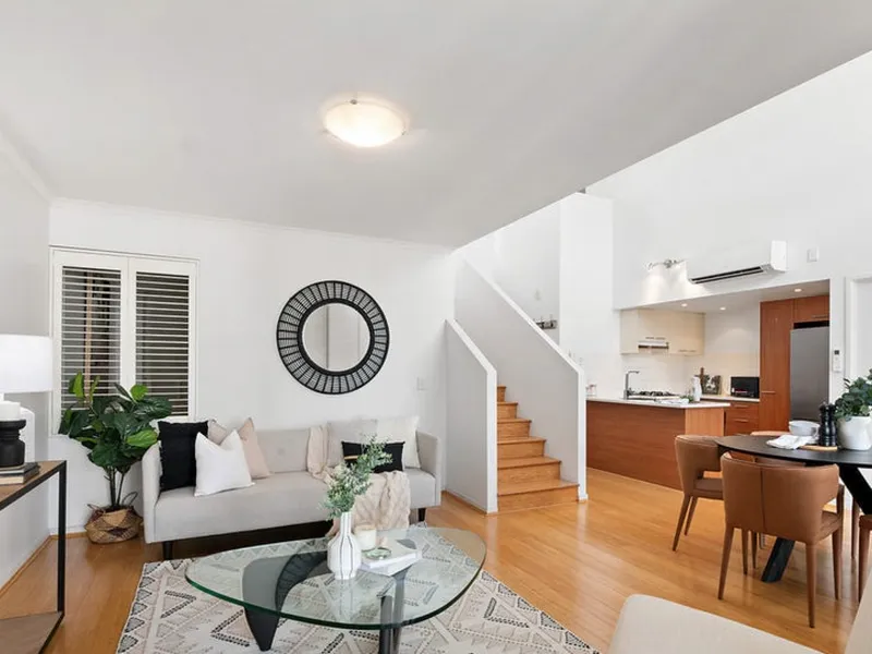 South Brisbane Beautifully Large Size dual-level 3 Bed 3 bath 2 carpark Sub-penthouse , close to everything