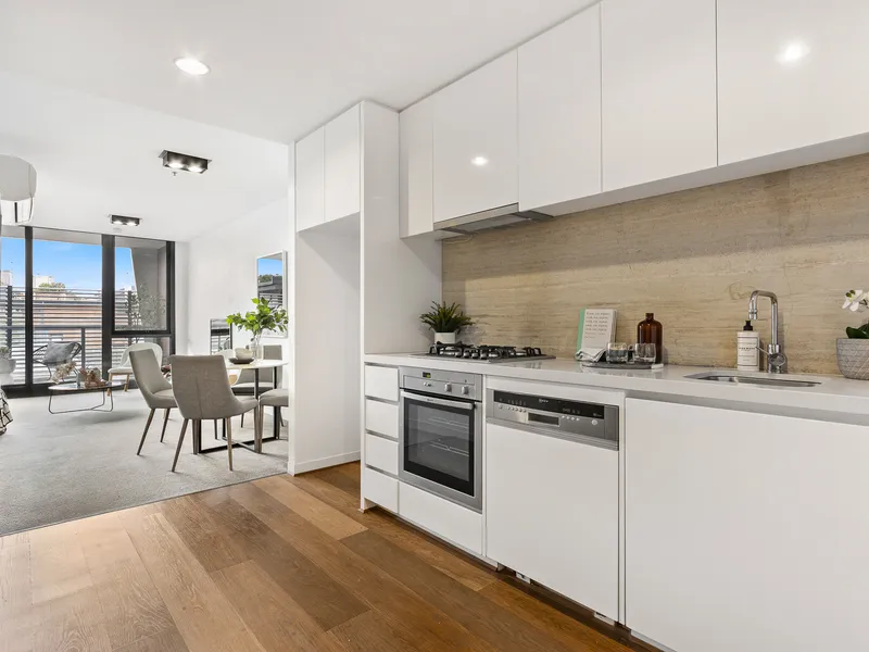 Standout apartment metres to Bay St & the bay!