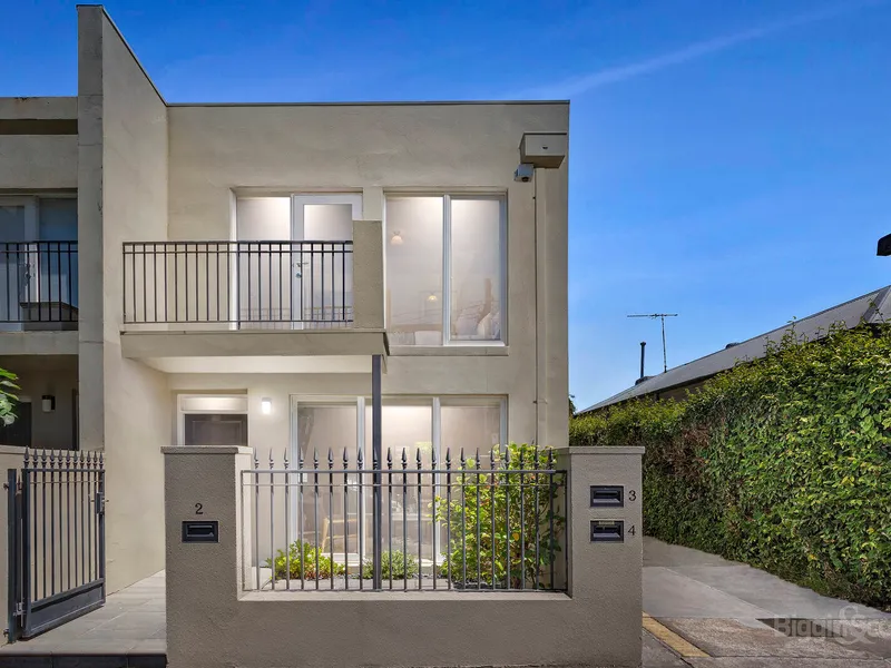 SPACIOUS, MODERN TOWNHOUSE IN A GREAT LOCATION