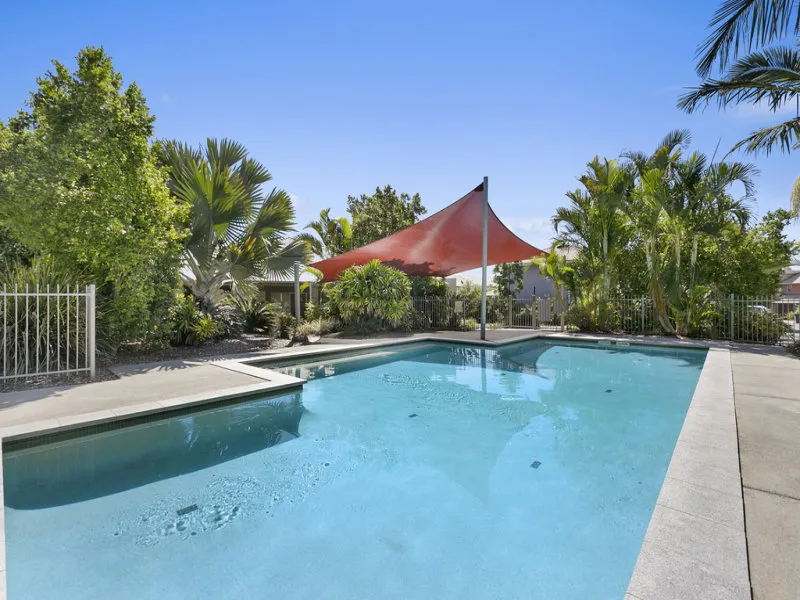 SECURE QUITE MODERN TOWNHOUSE IN GREAT COMPLEX  ---POOL & GYM & CAR WASH BAY