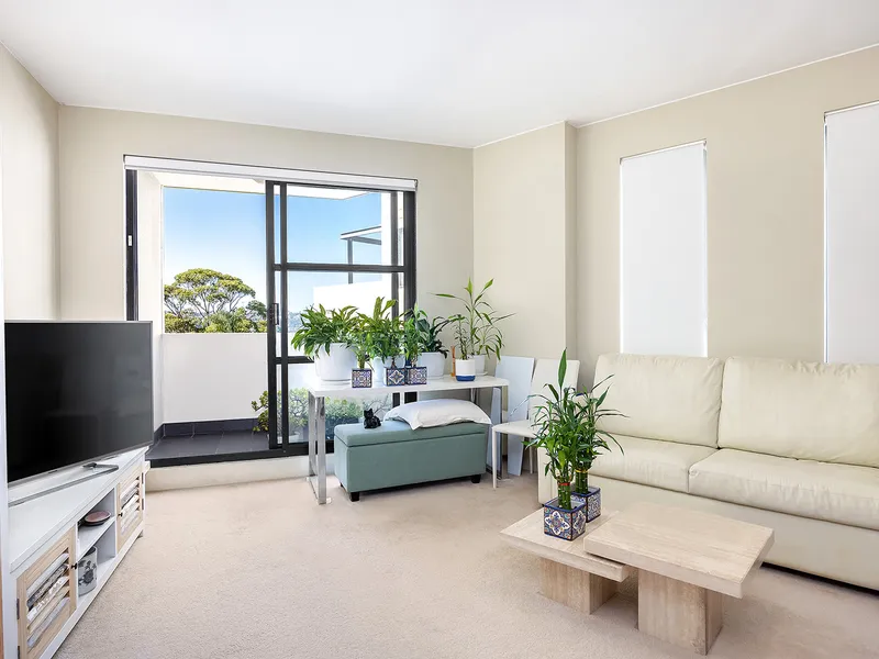 North Facing Designer Apartment With Ultimate Convenience