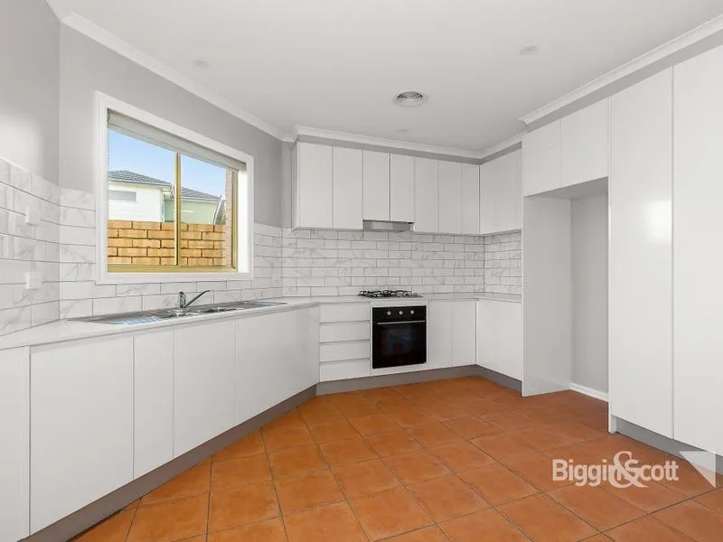 RENOVATED & SPACIOUS UNIT WITH A COURTYARD