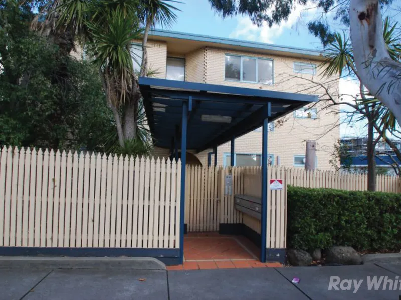 STUDIO WITH PRIVATE COURTYARD- CLOSE TO EVERYTHING.