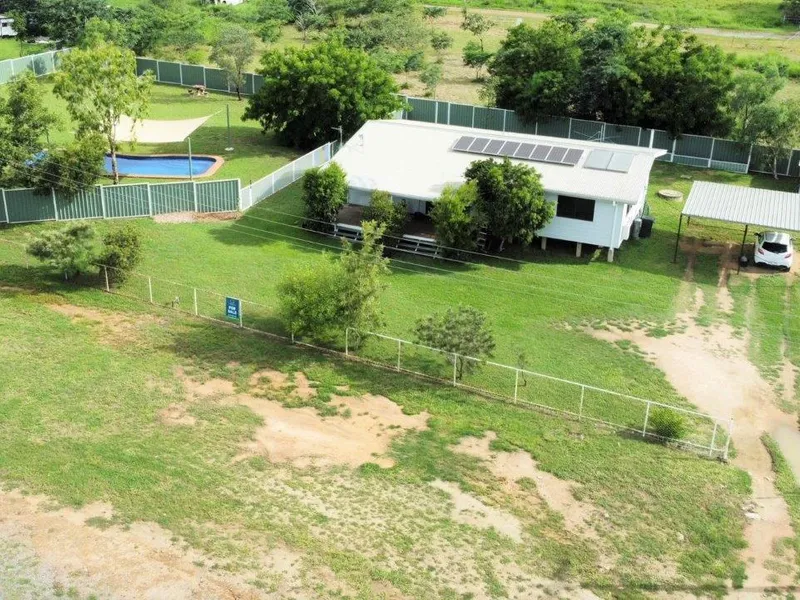 5,835M2 OF LAND ON 2 TITLES - 3 BED - 2 BATH - POOL
